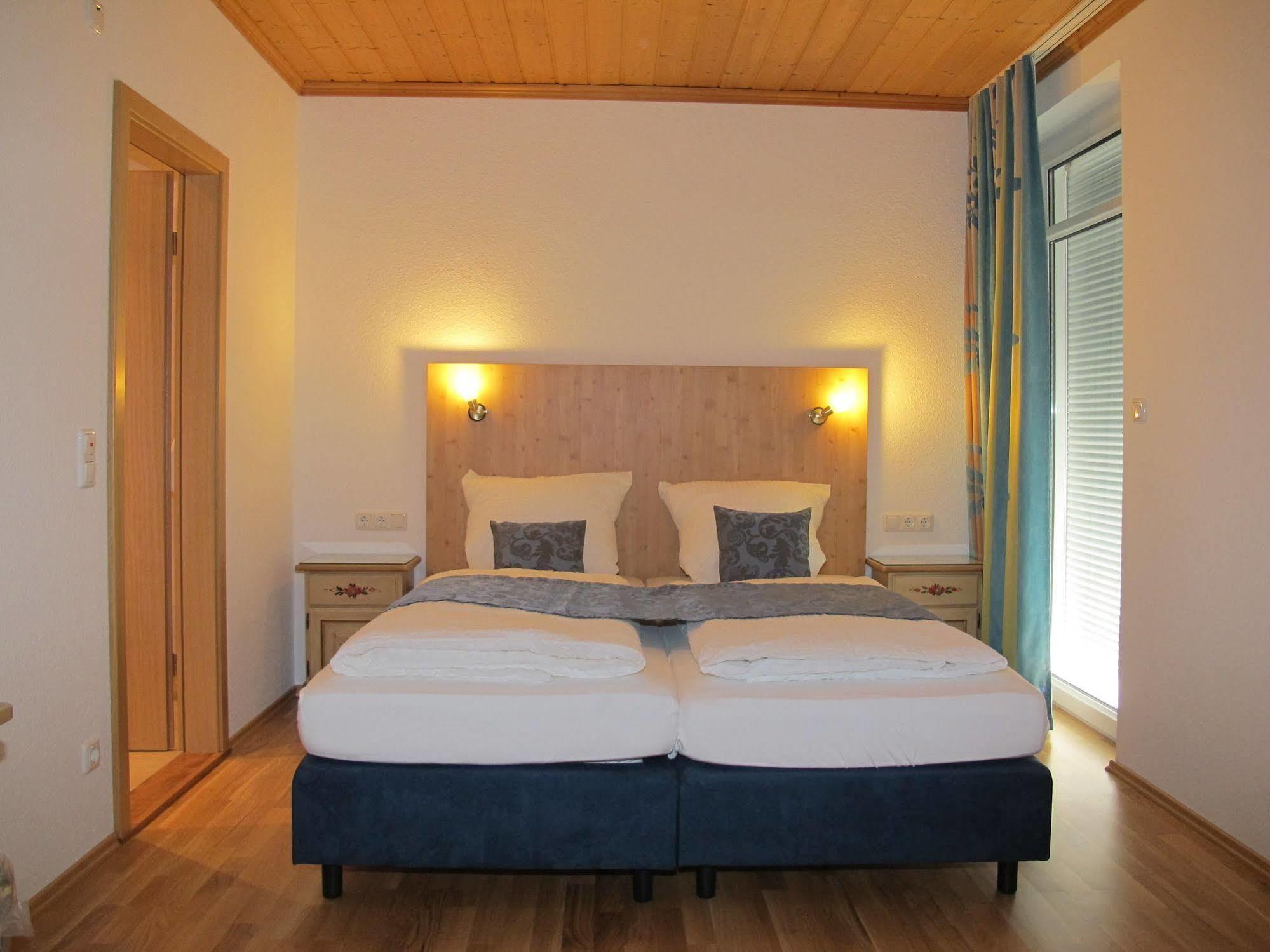 Hotel Garni Almenrausch Und Edelweiss Garmisch-Partenkirchen Zewnętrze zdjęcie